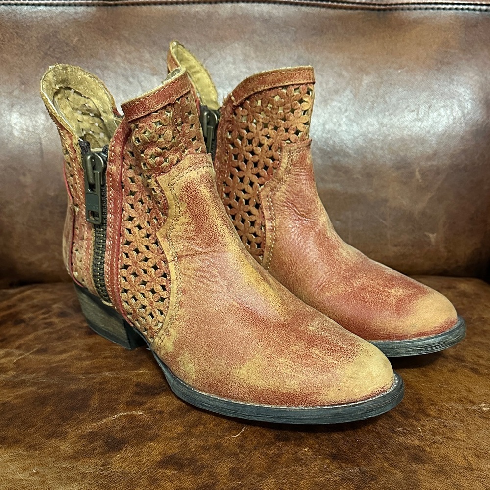 Circle G Distressed Red Burnished Ankle Booties Women’s 7